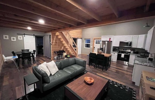 Logan Cabina | The Treetop Retreat Family Getaway in Scenic Hocking Hills