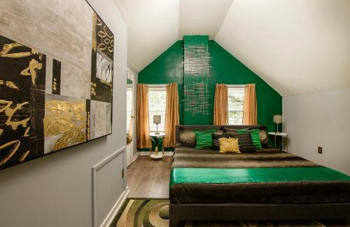 Tremont Casa | The Tremont Emerald - By Christmas Story House - Historic Charm & Modern Comfort Near Downtown With Parking, 300MB Wifi & Self Check-In