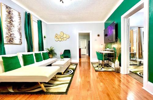 Tremont Casa | The Tremont Emerald - By Christmas Story House - Historic Charm & Modern Comfort Near Downtown With Parking, 300MB Wifi & Self Check-In
