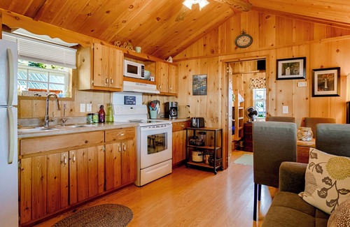 Valois Cabaña | The Trottage: "Modern 2 Bedroom Seneca Lake Home"