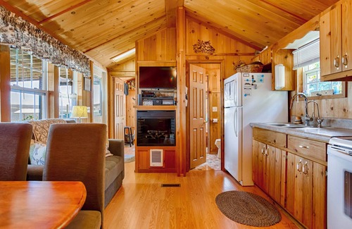 Valois Cabaña | The Trottage: "Modern 2 Bedroom Seneca Lake Home"