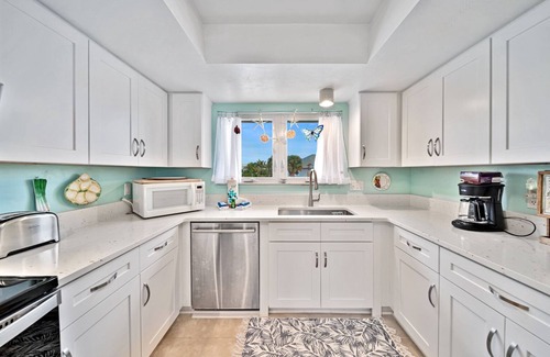 East Rocks Casa | The Turtle Nest: Charming & Timeless Island Pool Home in East Rocks