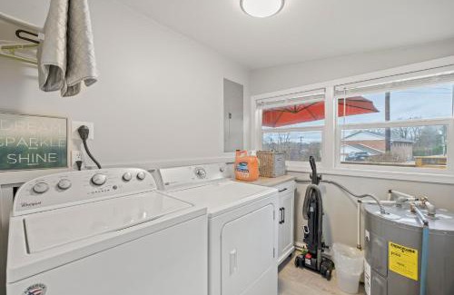 Hendersonville Casa | The Twisted Maple - Dogs Stay Free!