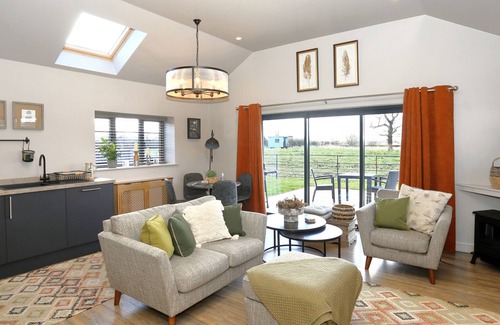 Loppington Cabaña | THE TYRE BARN, pet friendly, with a garden in Wem