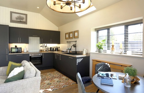 Loppington Cabaña | THE TYRE BARN, pet friendly, with a garden in Wem