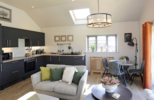 Loppington Cabaña | THE TYRE BARN, pet friendly, with a garden in Wem