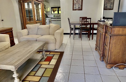 Estate Dorothea Condominio | Acogedora villa de lujo en Alegría con todas las comodidades.