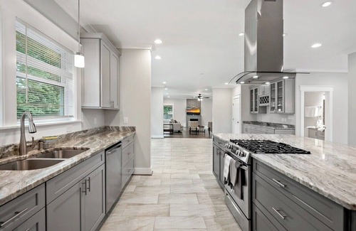 Baileys Crossroads Casa | The Ultimate Luxury | Yard | Jacuzzi | Garage
