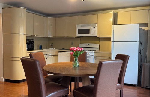 Hoboken Apartamento | The Ultimate NYC Group Getaway. Sleeps 10 in Hoboken