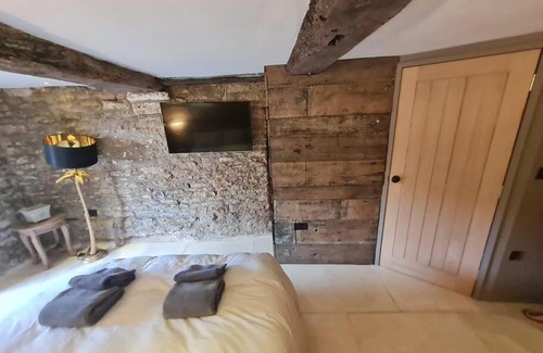 Frome Casa | The Undercoft luxury private studio at The Old Church House central Frome