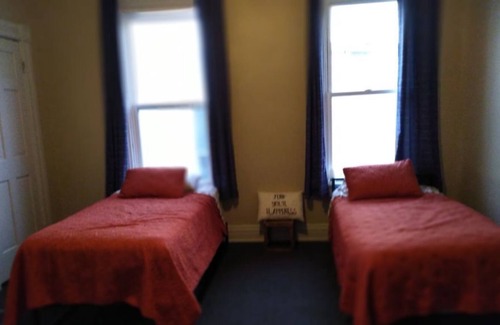 Elmwood Place Casa | The upstairs unit is a nice comfable place. Its stylish, spacious and relaxing
