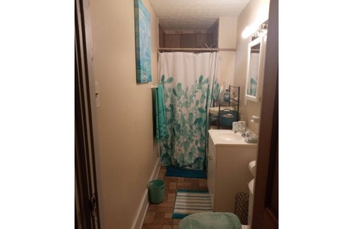 Elmwood Place Casa | The upstairs unit is a nice comfable place. Its stylish, spacious and relaxing