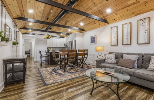Jeffersonville Casa | 3 BR Downtown Sanctuary! Huge back yard