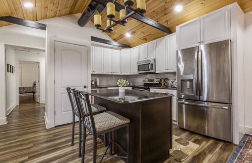 Jeffersonville Casa | 3 BR Downtown Sanctuary! Huge back yard