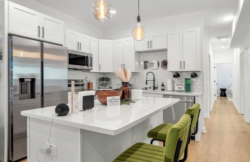 Sylvan Hills Condominio | The Urban Oasis - 3BD Condo w/ King Bed Suite & Gated Parking