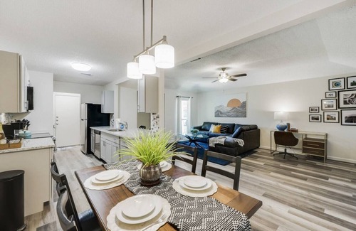 Fort Worth Casa | *The Urban Solace* Garage! Arcade! King Bed! 《NTFX》