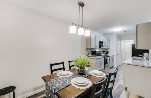 Fort Worth Casa | *The Urban Solace* Garage! Arcade! King Bed! 《NTFX》