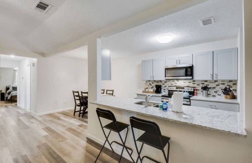 Fort Worth Casa | *The Urban Solace* Garage! Arcade! King Bed! 《NTFX》