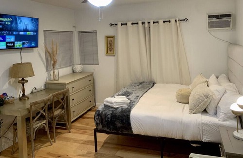 East Pasadena Apartamento | The Urban Studio Hideaway: King-Sized Comfort, Convenient Parking, and Laundry Access