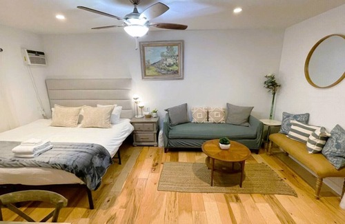 East Pasadena Apartamento | The Urban Studio Hideaway: King-Sized Comfort, Convenient Parking, and Laundry Access
