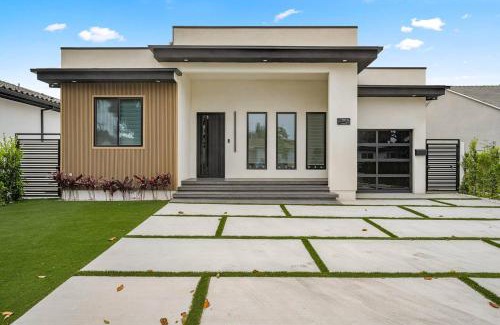 Valley Glen Casa | The Valley Nest Backyard Gameroom