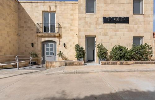 Ta' Giorni Casa | The Valley Room 7 condo with parking on premises