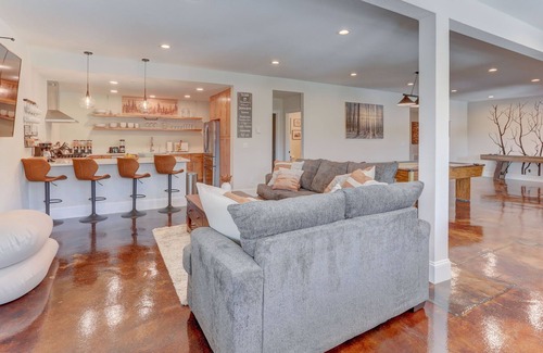 Central City Apartamento | The Valley View Retreat! A Newly Renovated Private Walkout Basement