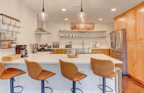 Central City Apartamento | The Valley View Retreat! A Newly Renovated Private Walkout Basement