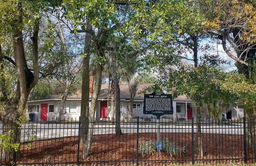 Jacksonville Casa | The Van Zant House Annex (Skynyrd) | Queen | Full Kitchen
