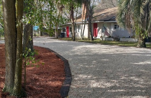 Jacksonville Casa | The Van Zant House Annex (Skynyrd) | Queen | Full Kitchen