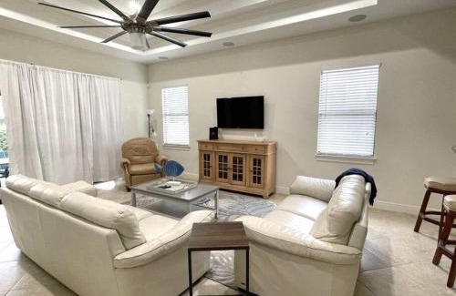 Naples Park Casa | The Vanderbilt Pearl 1 Mile to Beach HT Pool