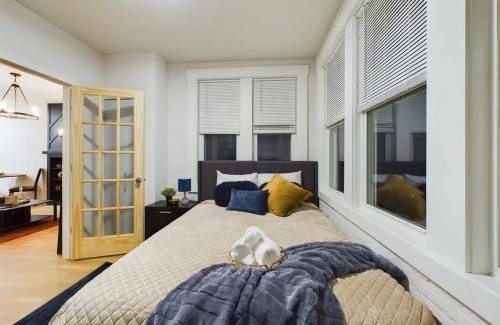 Ukrainian Village Apartamento | The Velvet Jazz Haus