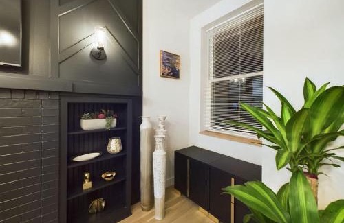 Ukrainian Village Apartamento | The Velvet Jazz Haus