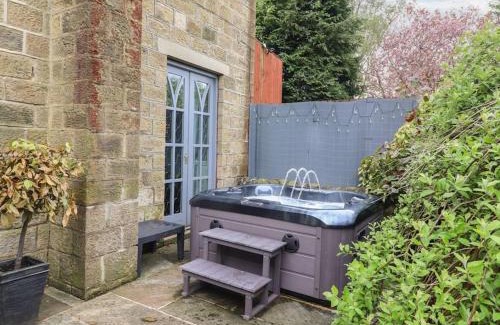 Oxenhope Casa | The Vestry - Sleeps 12 - With Hot Tub
