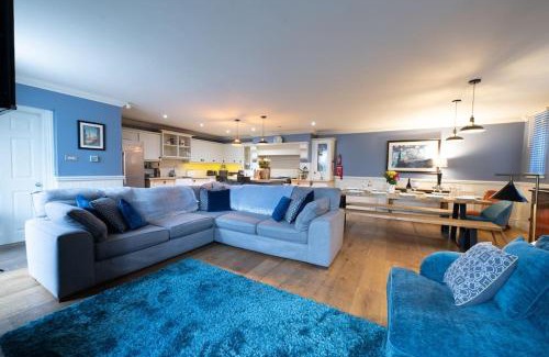 Oxenhope Casa | The Vestry - Sleeps 12 - With Hot Tub
