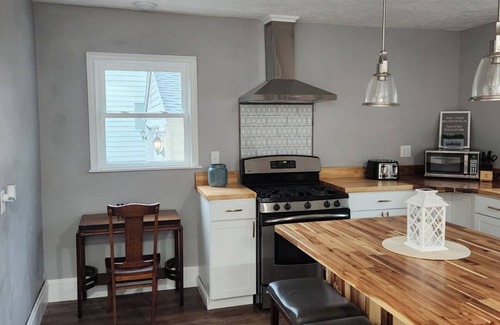 Springfield Casa | "The Vicky" A warm spacious 6-bedroom home in Springfield's Historic District!