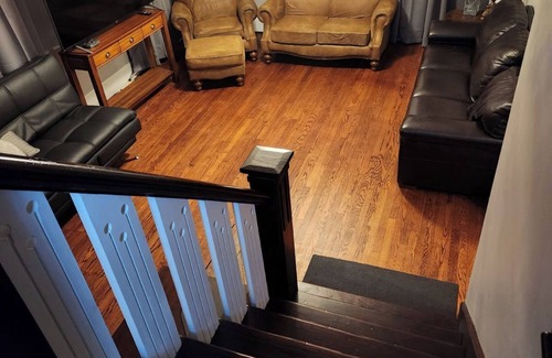 Springfield Casa | "The Vicky" A warm spacious 6-bedroom home in Springfield's Historic District!