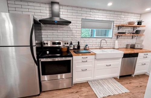 Salem Apartamento | The Victoria Suite in Elora- King Bed