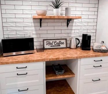 Salem Apartamento | The Victoria Suite in Elora- King Bed