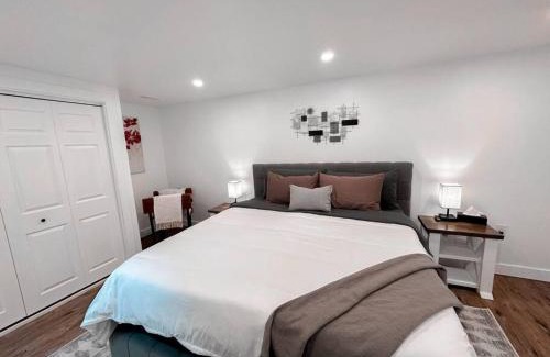 Salem Apartamento | The Victoria Suite in Elora- King Bed