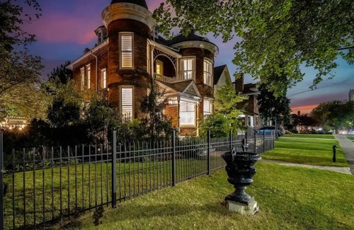 Windsor Casa | The Victorian on Victoria