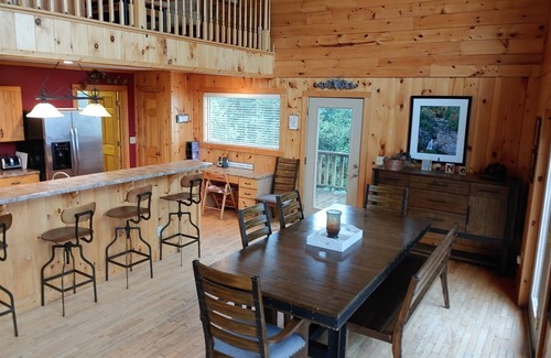 Apple Ridge Cabina | The View 4BR/4BA Mountain Lodge with Views near Blowing Rock