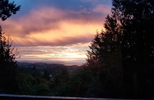 Metchosin Casa | The View Suite - stunning 2-acres & hot tub