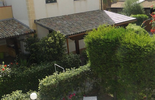 Contrada Pistavecchia 2 Villa | La villa está rodeada de vegetación con cocina y zona al aire libre con césped