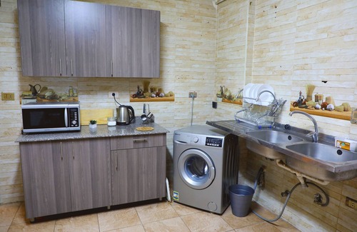 Nasr City Villa | La villa tiene 3 dormitorios, 3 baños, un comedor y un patio con vista al jardín.
