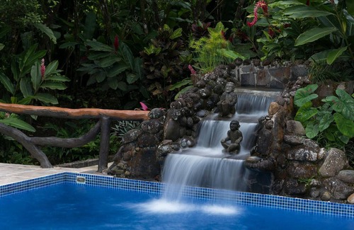 La Fortuna Villa | The Villa Hermosa 1+ Acres: Swimming Pool/Game Room/Tropical Gardens