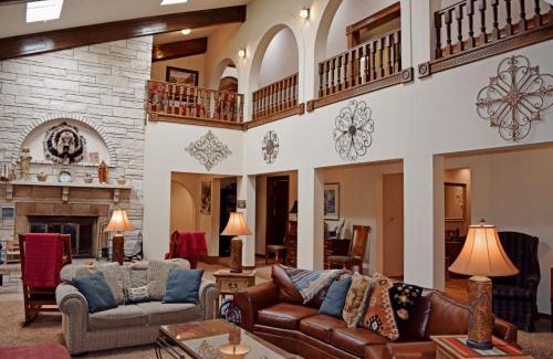 Red River Casa | The Villa - WiFi - Satellite - Fireplace - Washer - Dryer - Grill - Garage Access - Large Deck