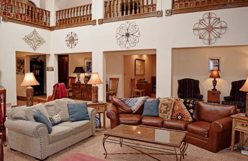 Red River Casa | The Villa - WiFi - Satellite - Fireplace - Washer - Dryer - Grill - Garage Access - Large Deck