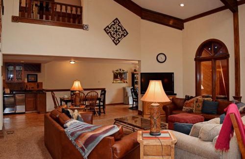 Red River Casa | The Villa - WiFi - Satellite - Fireplace - Washer - Dryer - Grill - Garage Access - Large Deck