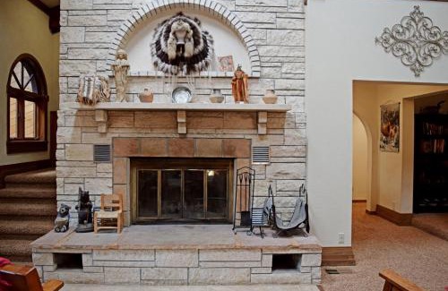 Red River Casa | The Villa - WiFi - Satellite - Fireplace - Washer - Dryer - Grill - Garage Access - Large Deck
